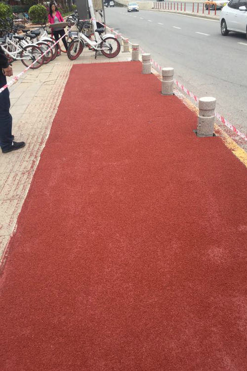 彩色陶瓷顆粒路面,彩色防滑路面是通過以下三個方面來實(shí)現(xiàn)其防滑作用